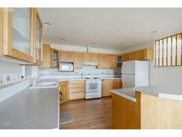 620 S FALCON St, Rockaway Beach, OR 97136