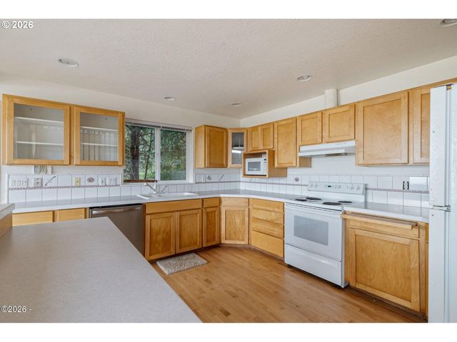 620 S FALCON St, Rockaway Beach, OR 97136