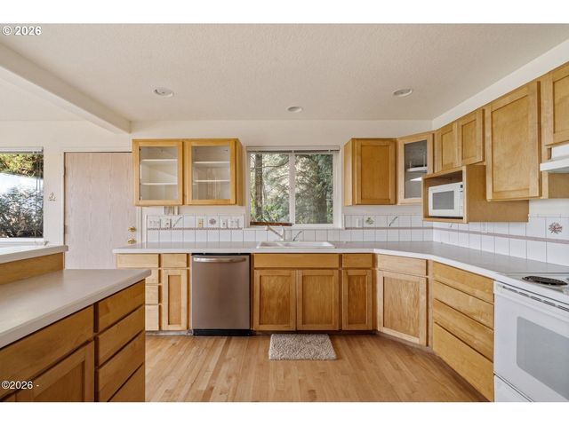 620 S FALCON St, Rockaway Beach, OR 97136