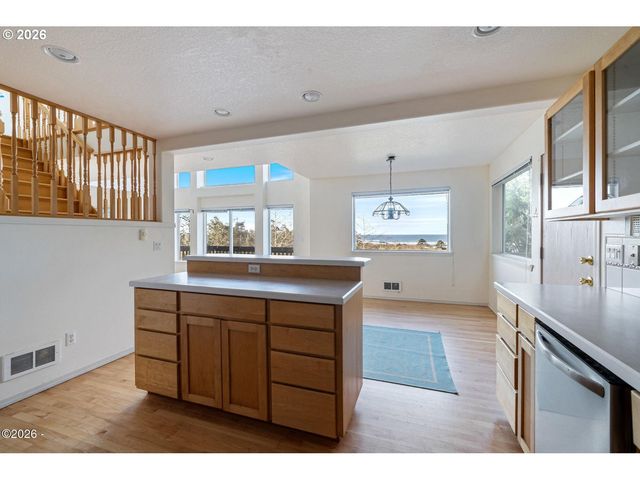 620 S FALCON St, Rockaway Beach, OR 97136