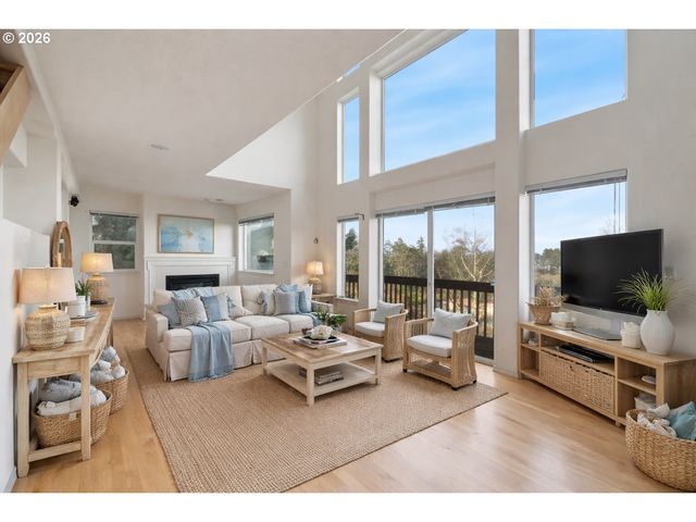 620 S FALCON St, Rockaway Beach, OR 97136