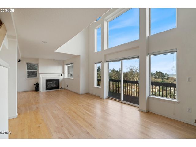 620 S FALCON St, Rockaway Beach, OR 97136