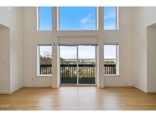 620 S FALCON St, Rockaway Beach, OR 97136