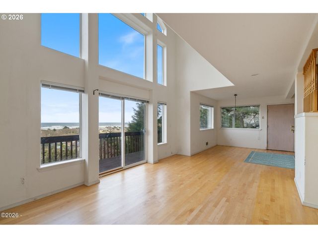 620 S FALCON St, Rockaway Beach, OR 97136