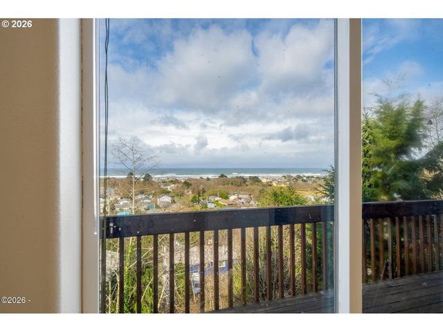 620 S FALCON St, Rockaway Beach, OR 97136