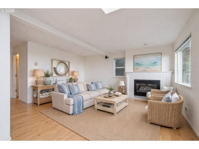 620 S FALCON St, Rockaway Beach, OR 97136
