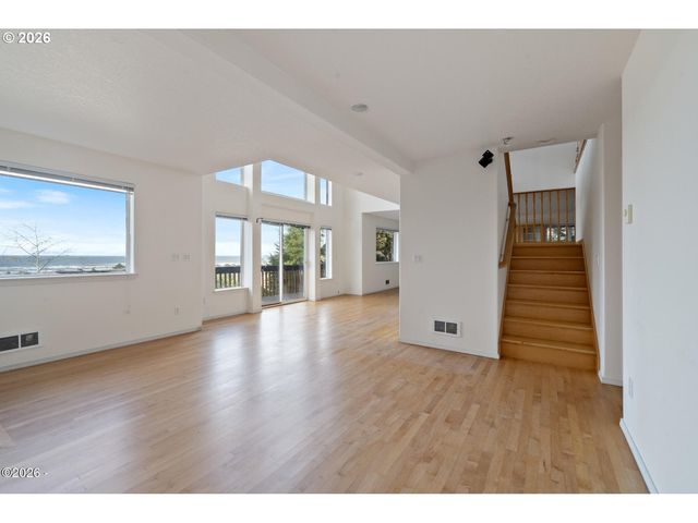 620 S FALCON St, Rockaway Beach, OR 97136
