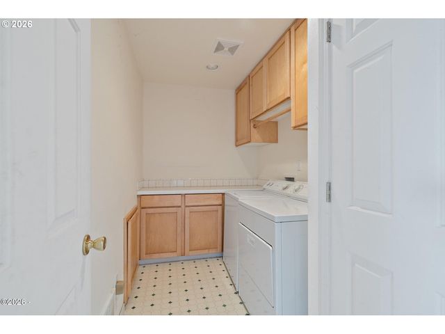 620 S FALCON St, Rockaway Beach, OR 97136