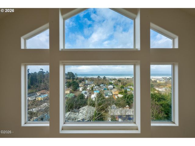620 S FALCON St, Rockaway Beach, OR 97136