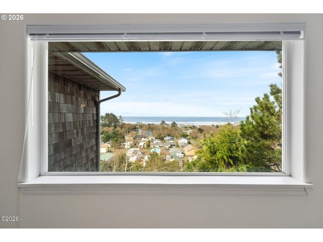 620 S FALCON St, Rockaway Beach, OR 97136
