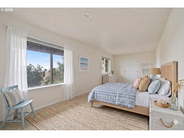 620 S FALCON St, Rockaway Beach, OR 97136
