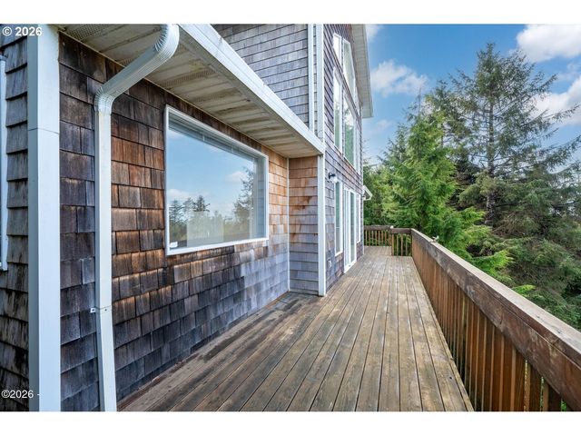 620 S FALCON St, Rockaway Beach, OR 97136