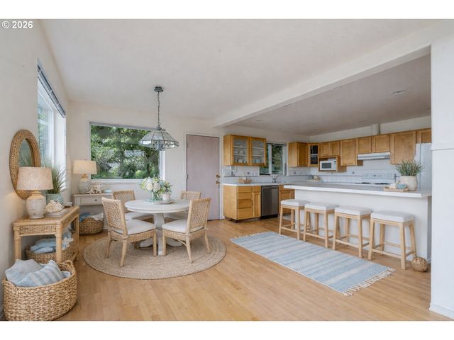 620 S FALCON St, Rockaway Beach, OR 97136