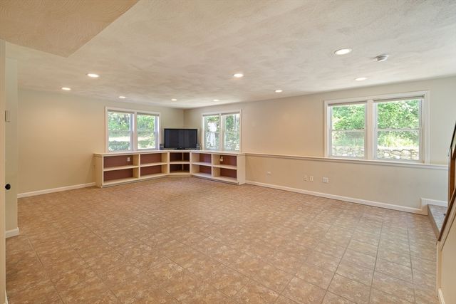 7 Banbury Dr., Westford, MA 01886