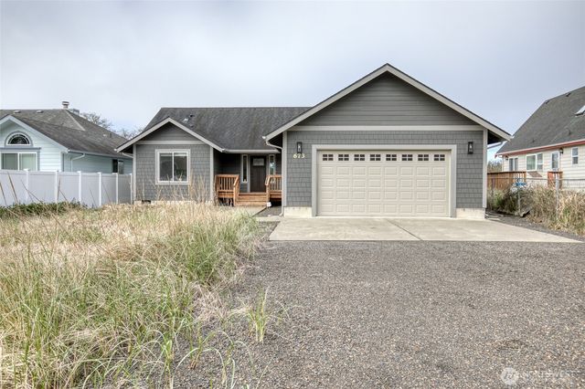 673 Island Circle SE, Ocean Shores, WA 98569