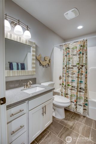 673 Island Circle SE, Ocean Shores, WA 98569