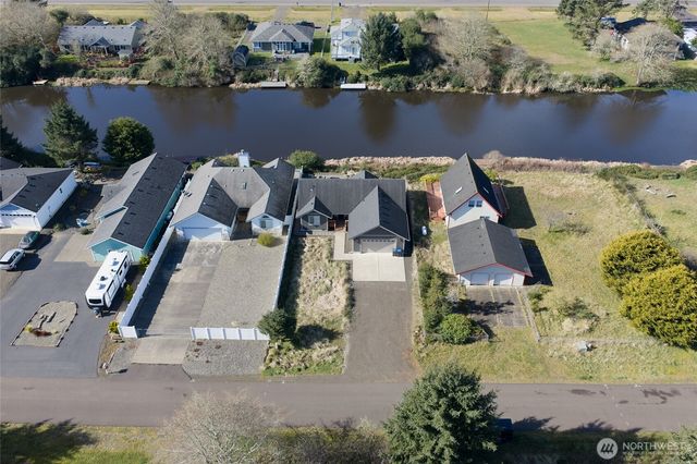 673 Island Circle SE, Ocean Shores, WA 98569