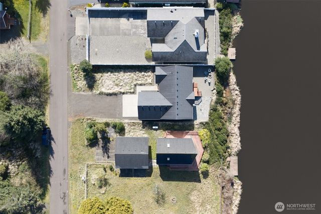 673 Island Circle SE, Ocean Shores, WA 98569