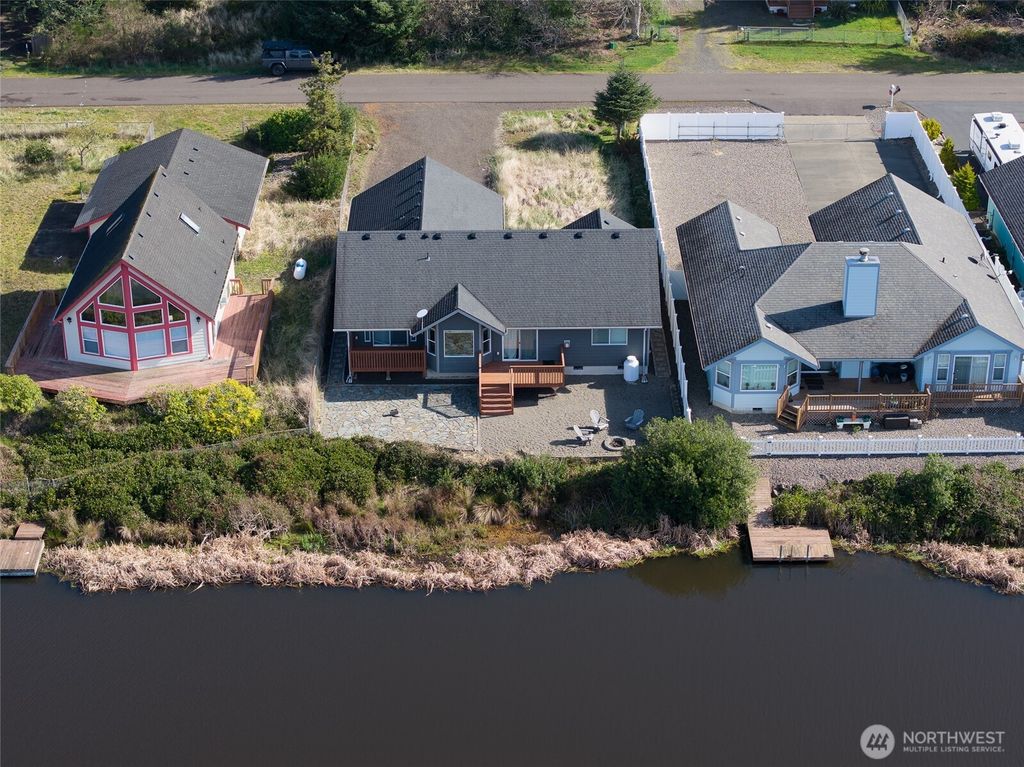 673 Island Circle SE, Ocean Shores, WA 98569