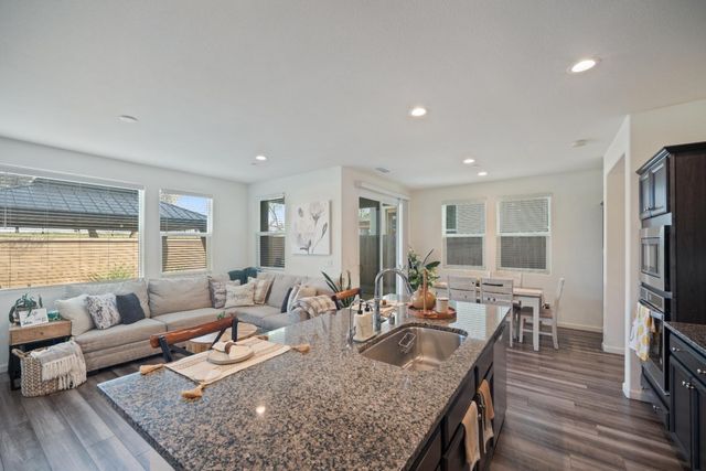 855 Wishon Avenue W, Madera, CA 93636