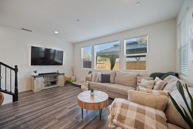 855 Wishon Avenue W, Madera, CA 93636