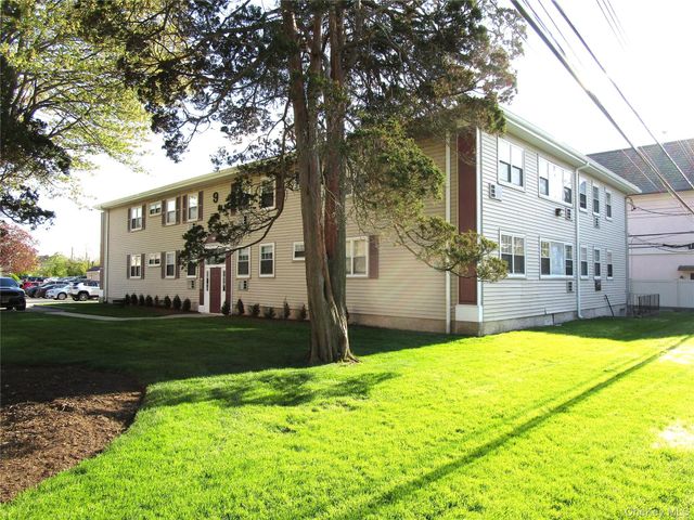 324 Post Avenue 9F, Westbury, NY 11590
