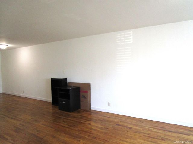 324 Post Avenue 9F, Westbury, NY 11590