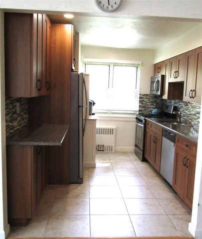 324 Post Avenue 9F, Westbury, NY 11590