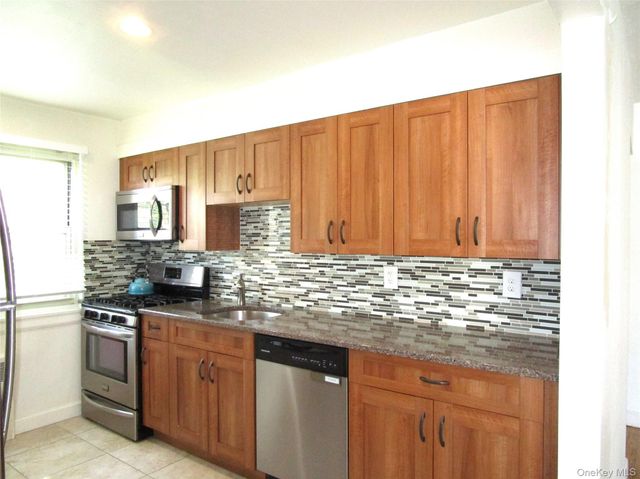 324 Post Avenue 9F, Westbury, NY 11590