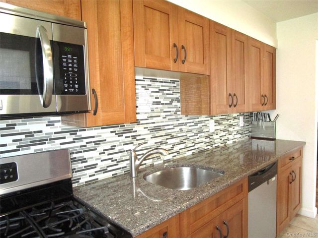 324 Post Avenue 9F, Westbury, NY 11590