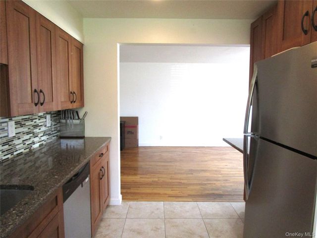 324 Post Avenue 9F, Westbury, NY 11590