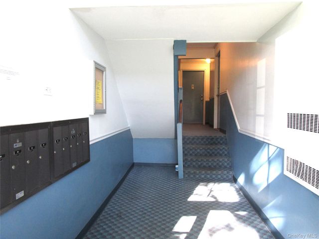 324 Post Avenue 9F, Westbury, NY 11590