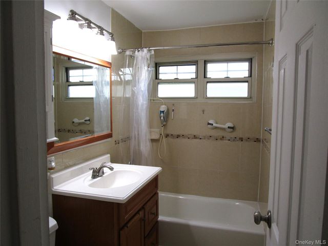 324 Post Avenue 9F, Westbury, NY 11590