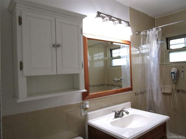 324 Post Avenue 9F, Westbury, NY 11590