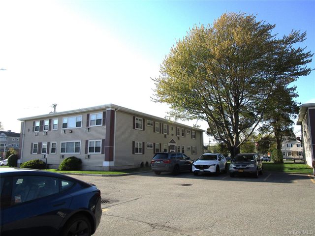 324 Post Avenue 9F, Westbury, NY 11590
