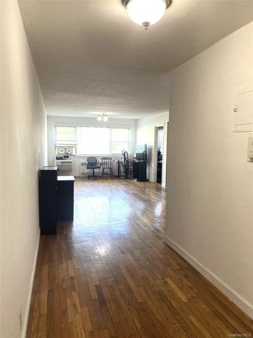 324 Post Avenue 9F, Westbury, NY 11590