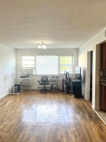 324 Post Avenue 9F, Westbury, NY 11590