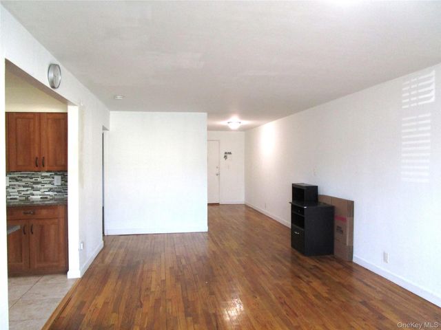 324 Post Avenue 9F, Westbury, NY 11590