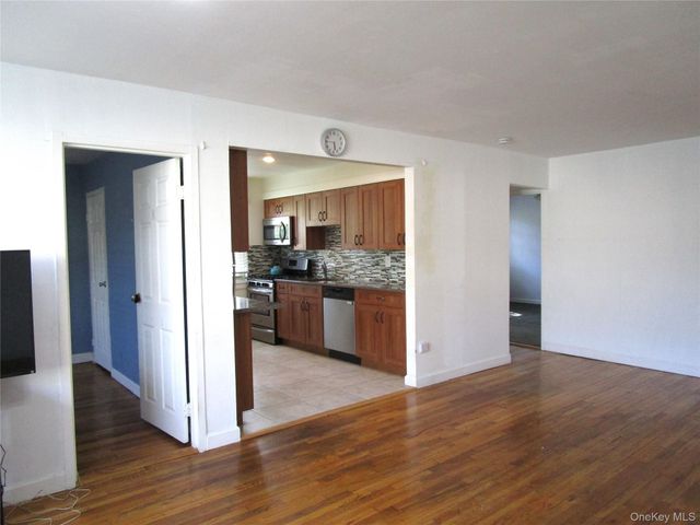 324 Post Avenue 9F, Westbury, NY 11590