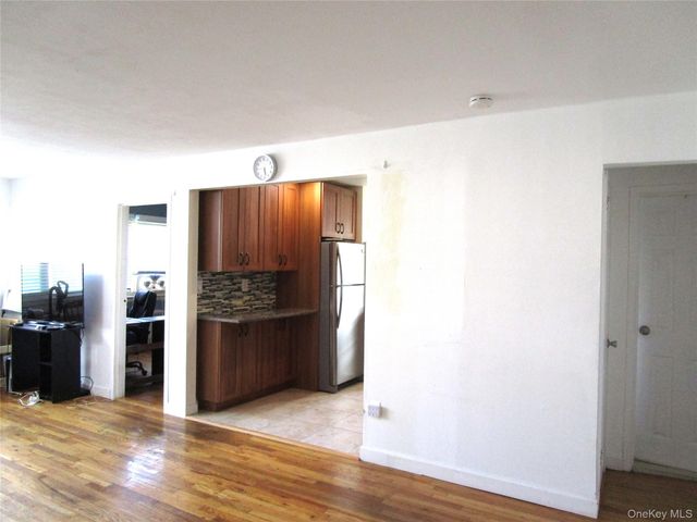 324 Post Avenue 9F, Westbury, NY 11590