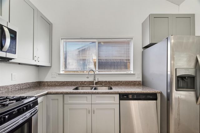 1122 Woodbridge Avenue, Pearland, TX 77584