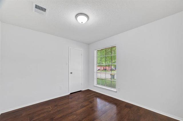 1122 Woodbridge Avenue, Pearland, TX 77584