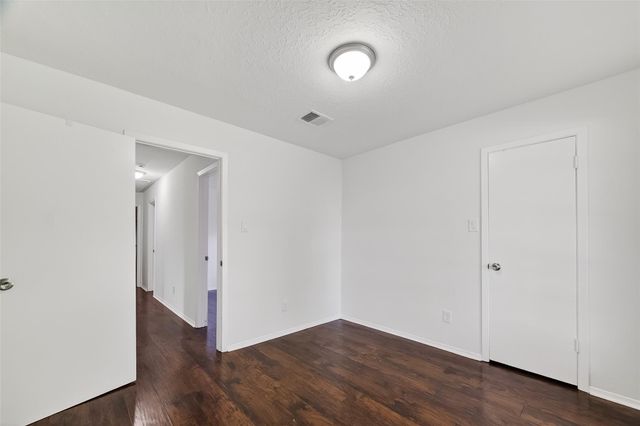 1122 Woodbridge Avenue, Pearland, TX 77584