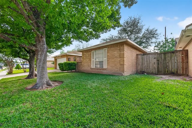 1122 Woodbridge Avenue, Pearland, TX 77584