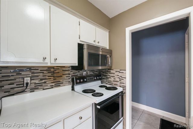 39417 Van Dyke Avenue 605, Sterling Heights, MI 48313