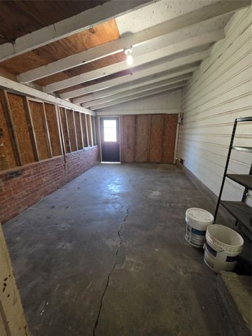 1207 N Anglin Street, Cleburne, TX 76031