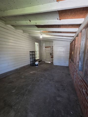 1207 N Anglin Street, Cleburne, TX 76031