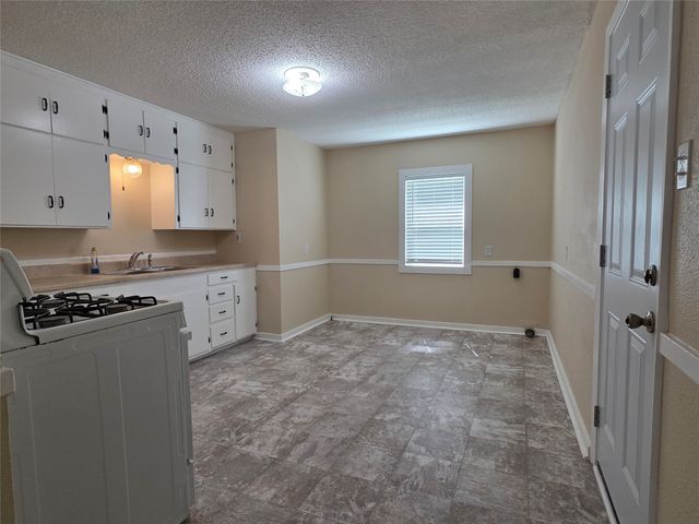 1207 N Anglin Street, Cleburne, TX 76031