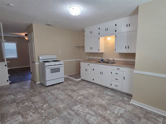 1207 N Anglin Street, Cleburne, TX 76031