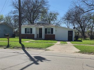 1207 N Anglin Street, Cleburne, TX 76031